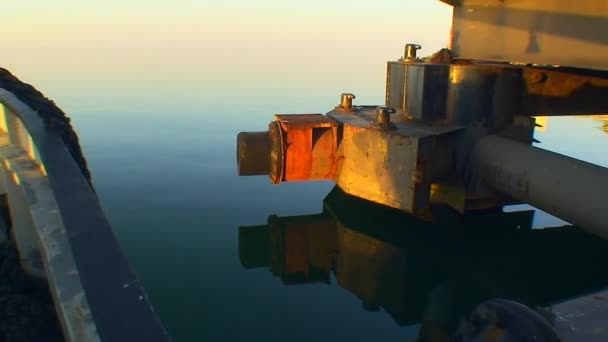 Navire Approche Lentement Jetée Île Snake Calme Complet Réflexion Surface — Video