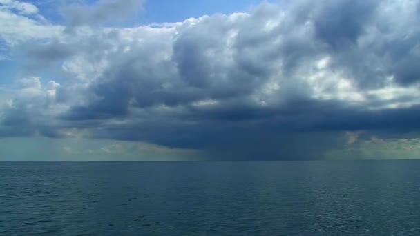 Przylądek Morski Otwarte Morze Spokojna Powierzchnia Wody Duża Chmura Piorunów — Wideo stockowe