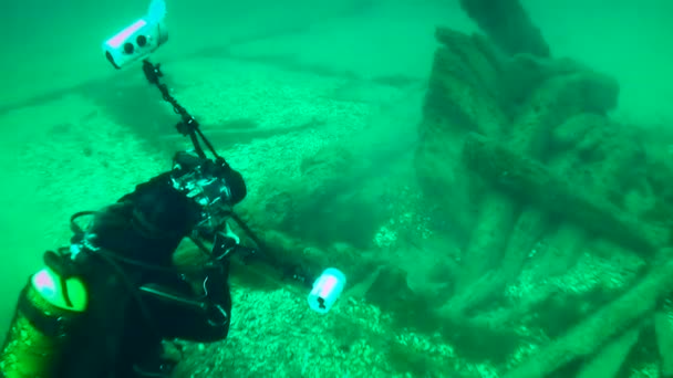 イギリスのSnake Island Aug 2008 スネーク島でダイビング 海底の写真家は 海底の木造の構造を撮影します 18世紀の商船のシュウィック ウクライナ — ストック動画