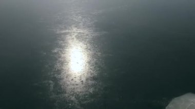 Kamera, dokusunu göstermek için buz kütlesi boyunca döner..