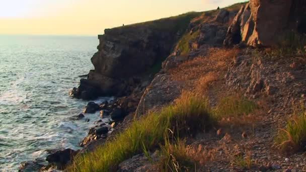 Seascape Skalnatý Svah Hadího Ostrova Světle Zapadajícího Slunce Pozadí Moře — Stock video