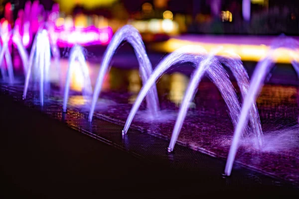 噴水街の夜の時間 — ストック写真