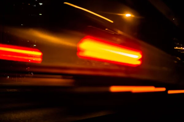 交通量の多い夜の街の灯り — ストック写真