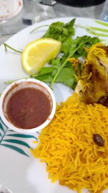 Suudi Arabistan yemeklerinin tavuklu ve pirinçli en iyi manzarası. 