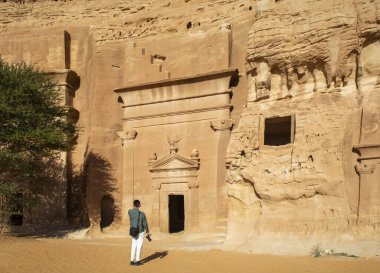 Alula, Suudi Arabistan, 6 Nisan 2024. Güneşli bir günde Alula Uluslararası Havaalanı 'nın ön manzarası.