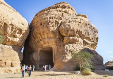 Alula, Suudi Arabistan, 4 Nisan 2024. Güneşli bir günde Jabal Ithlib, Hegra 'daki kaya dağına oyulmuş büyük bir odanın manzarası.. 