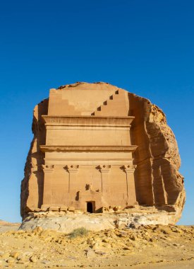 Alula, Suudi Arabistan, 4 Nisan 2024. Güneşli bir günde Hegra 'daki en büyük kaya mezarının önü.. 