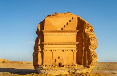 Alula, Suudi Arabistan, 4 Nisan 2024. Güneşli bir günde Hegra 'daki en büyük kaya mezarının önü.. 