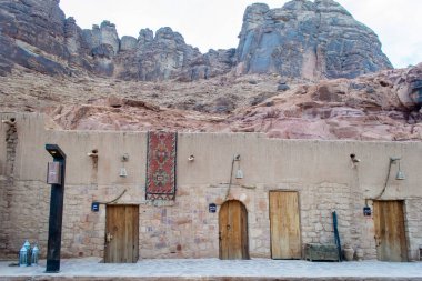 Alula, Suudi Arabistan, 3 Nisan 2024. Güneşli bir Ramazan günü Alula 'daki geleneksel evlerin manzarası. Arka planda kaya dağları var.. 