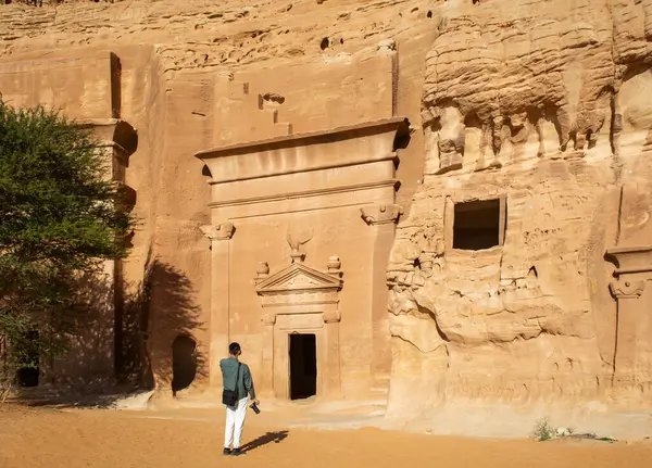 Alula, Suudi Arabistan, 6 Nisan 2024. Güneşli bir günde Alula Uluslararası Havaalanı 'nın ön manzarası.