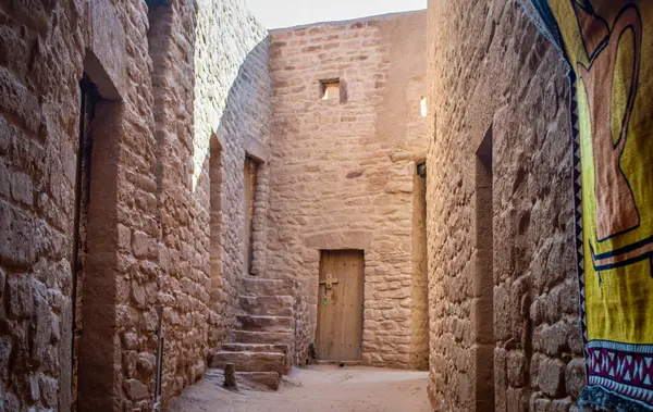 Alula, Suudi Arabistan, 3 Nisan 2024. Dar bir sokağı ve geleneksel evleri olan Alula 'nın eski kasabasının iç manzarası.  