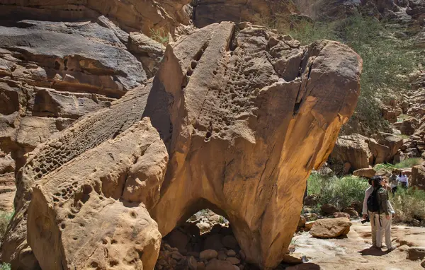Alula, Suudi Arabistan, 4 Nisan 2024. Güneşli bir günde Jabal Ikmah Alula 'daki kayanın üzerindeki antik Arap yazıtlarının görüntüsü..    