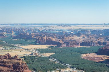Güneşli bir günde Alula dağlarının ve manzaranın en üst manzarası Harrat bakış açısına göre ağaçlarla kaplı.. 