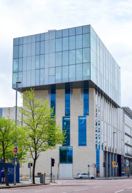Belfast, İngiltere, 7 Mayıs 2018. 2015 yılında yeni gelişmeler sonrasında Ulster Üniversitesi Belfast kampüs binalarının sokak manzarası.    