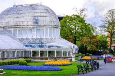 Belfast, İngiltere, 25 Nisan 2019. Belfast Botanik Bahçesindeki Palm House, Kuzey İrlanda 'da popüler bir eğlence merkezi.. 