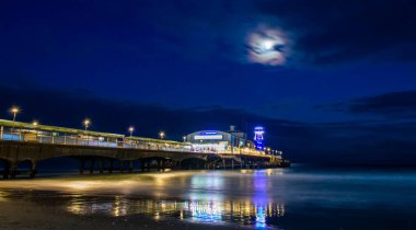 Bournemouth, İngiltere, Kasım, 5, 2019. Bournemouth İskelesi, gece ay ışığı altında aydınlandı.. 