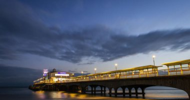Bournemouth, İngiltere, Kasım, 5, 2019. Bournemouth rıhtımı gün batımında ışıklarla aydınlandı..