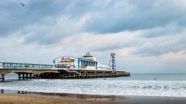 Bournemouth, İngiltere, Kasım, 5, 2019. Bulutlu bir günde Bournemouth iskelesinin deniz manzarası.