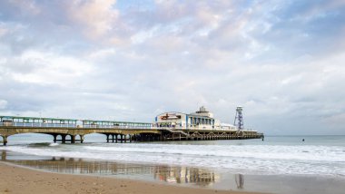 Bournemouth, İngiltere, Kasım, 5, 2019. Bulutlu bir günde Bournemouth iskelesinin deniz manzarası.