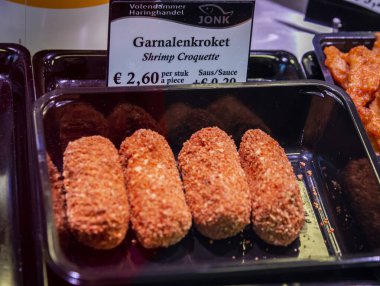 Amsterdam, Hollanda, 20 Kasım 2022. Ünlü Hollanda atıştırmalığı, Amsterdam 'daki yerel gıda dükkanında etiketli karides kroketi..