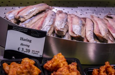 Amsterdam, Hollanda, 20 Kasım 2022. Ünlü Hollanda aperatiflerinin görüntüsü, yerel bir gıda reyonunda etiketli çiğ ringa filetoları..