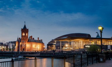 Cardiff, Birleşik Krallık, 20 Nisan 2019. Pierhead ve The Senedd (Galler Ulusal Meclisi) ile birlikte Cardiff Körfezi 'nin rıhtım manzarası gece aydınlandı.   