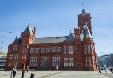 Cardiff, Birleşik Krallık, 20 Nisan 2019. Pierhead 'in dışı güneşli bir günde Cardiff Körfezi' nde..