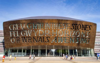 Cardiff, Birleşik Krallık, 20 Nisan 2019. Güneşli bir günde Galler Milenyum Merkezi 'nin dışı. Galce 'nin çevirisi:' İlham kaynağından cam gibi gerçek yaratmak '.
