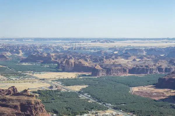 Güneşli bir günde Alula dağlarının ve manzaranın en üst manzarası Harrat bakış açısına göre ağaçlarla kaplı.. 