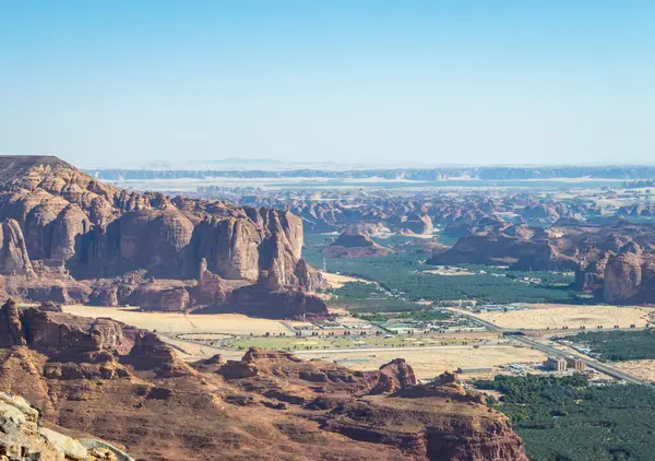 Güneşli bir günde Harrat 'tan Alula dağlarının ve manzaranın en üst görüntüsü.