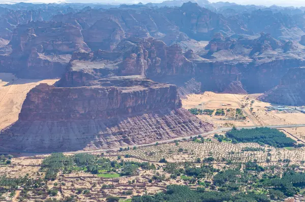 Güneşli bir günde Alula dağlarının ve manzaranın en üst manzarası Harrat bakış açısına göre ağaçlarla kaplı.. 