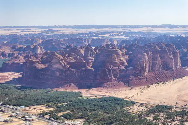 Güneşli bir günde Alula dağlarının ve manzaranın en üst manzarası Harrat bakış açısına göre ağaçlarla kaplı.. 