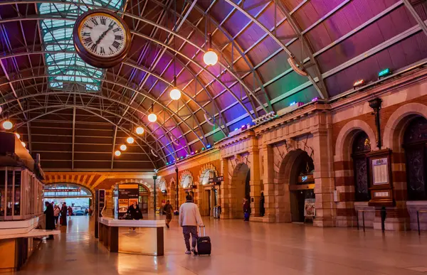 Sydney, Avustralya, 28 Temmuz. 2023. Sakin bir kış sabahı Sydney Merkez Tren İstasyonu 'nun içi renkli ışıklar ve büyük bilgi panosuyla dolu.. 