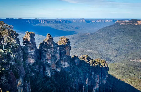 Avustralya Mavi Dağları Natioanl Parkı 'nda güneşli bir günde üç kız kardeşin güzel manzarası. 