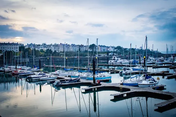 Bangor, Kuzey İrlanda, İngiltere, Mayıs 2019. Gün batımından önce Bangor limanındaki teknelerin manzarası