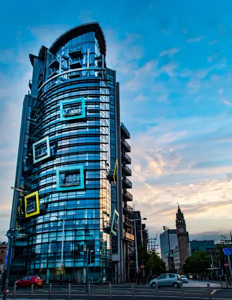 Belfast, İngiltere, 11 Ağustos 2020. Gün batımında Belfast şehir merkezi binaları.