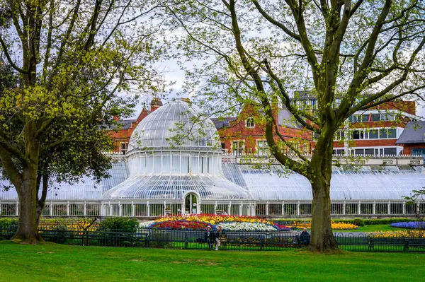 Belfast, İngiltere, 25 Nisan 2019. Palm House 'lu Belfast Botanik Bahçesi, Kuzey İrlanda' da popüler bir eğlence merkezi.. 