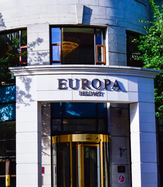 Belfast, İngiltere, Ekim 2016. Güneşli bir günde Belfast şehir merkezindeki Europa Otel 'in ön girişi. 