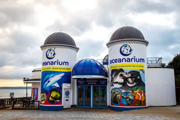 Bournemouth, İngiltere, Kasım, 5, 2019. Bulutlu bir günde Bournemouth Okyanus Merkezi 'nin ön manzarası. 