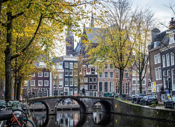Amsterdam, Hollanda, 20 Kasım 2022. Amsterdam 'da sonbaharda sakin bir sabah Kanal, köprü, binalar, bisikletler ve ağaçlarla.