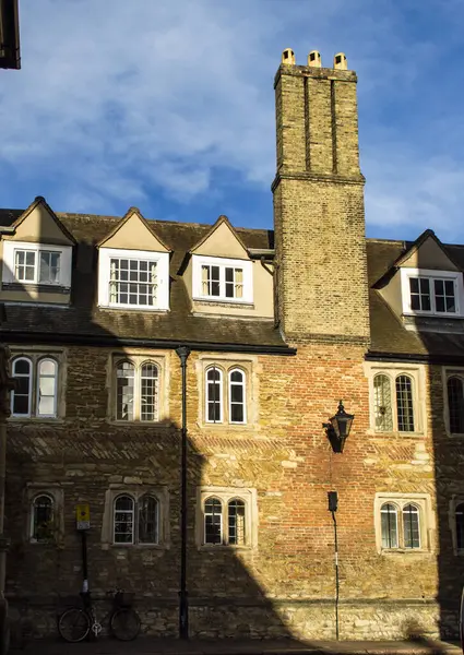 Cambridge, İngiltere, 7 Ocak 2022. Güneşli bir günde Cambridge şehir merkezinde tuğladan duvarları ve beyaz pencereleri olan yerel binaların manzarası. 