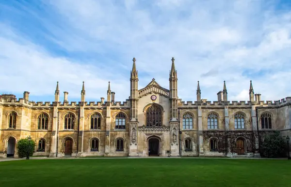 Cambridge, İngiltere, 7 Ocak 2022. Güneşli bir günde Cambridge Üniversitesi kampüs binalarının önünde yeşil çimenler var.. 