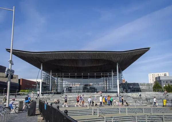 Cardiff, Birleşik Krallık, 20 Nisan 2019. Güneşli bir günde The Senedd 'in (Galler Ulusal Meclisi) ön görüntüsü.  