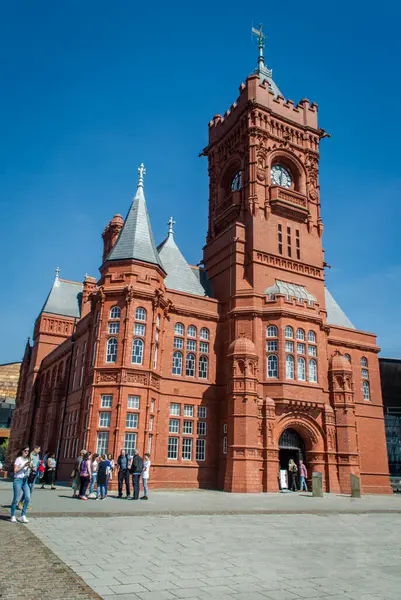 Cardiff, Birleşik Krallık, 20 Nisan 2019. Pierhead 'in dışı güneşli bir günde Cardiff Körfezi' nde..  
