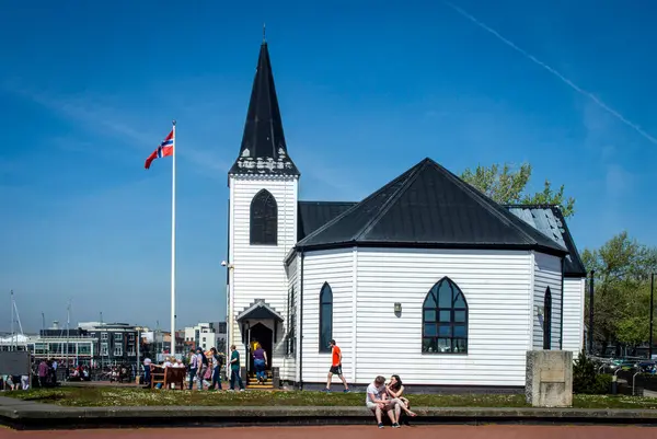 Cardiff, Birleşik Krallık, 20 Nisan 2019. Güneşli bir günde Cardiff Körfezi 'ndeki Norveç Kilise Sanatları Merkezi' nin dışı.  