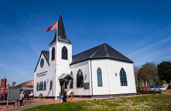 Cardiff, Birleşik Krallık, 20 Nisan 2019. Güneşli bir günde Cardiff Körfezi 'ndeki Norveç Kilise Sanatları Merkezi' nin dışı.  