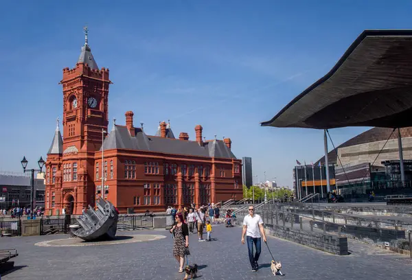 Cardiff, Birleşik Krallık, 20 Nisan 2019. Pierhead ve The Senedd 'in dışı, güneşli bir günde Cardiff Körfezi' ndeki Galler Ulusal Meclisi binası..   