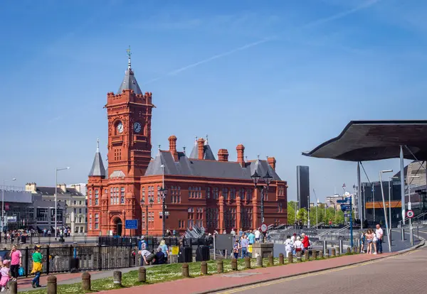 Cardiff, Birleşik Krallık, 20 Nisan 2019. Pierhead ve The Senedd 'in dışı, güneşli bir günde Cardiff Körfezi' ndeki Galler Ulusal Meclisi binası..