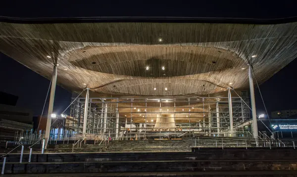 Cardiff, Birleşik Krallık, 20 Nisan 2019. The Senedd 'in ön görüntüsü, Galler Ulusal Meclisi binası akşam saatlerinde ışıklarla aydınlandı..