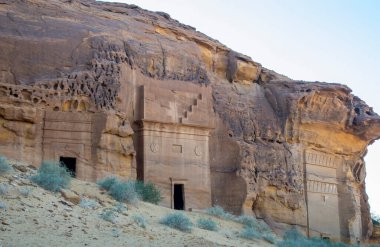 Alula, Suudi Arabistan, 4 Nisan 2024. Güneşli bir günde Hegra 'daki kaya mezarlarının önü.. 